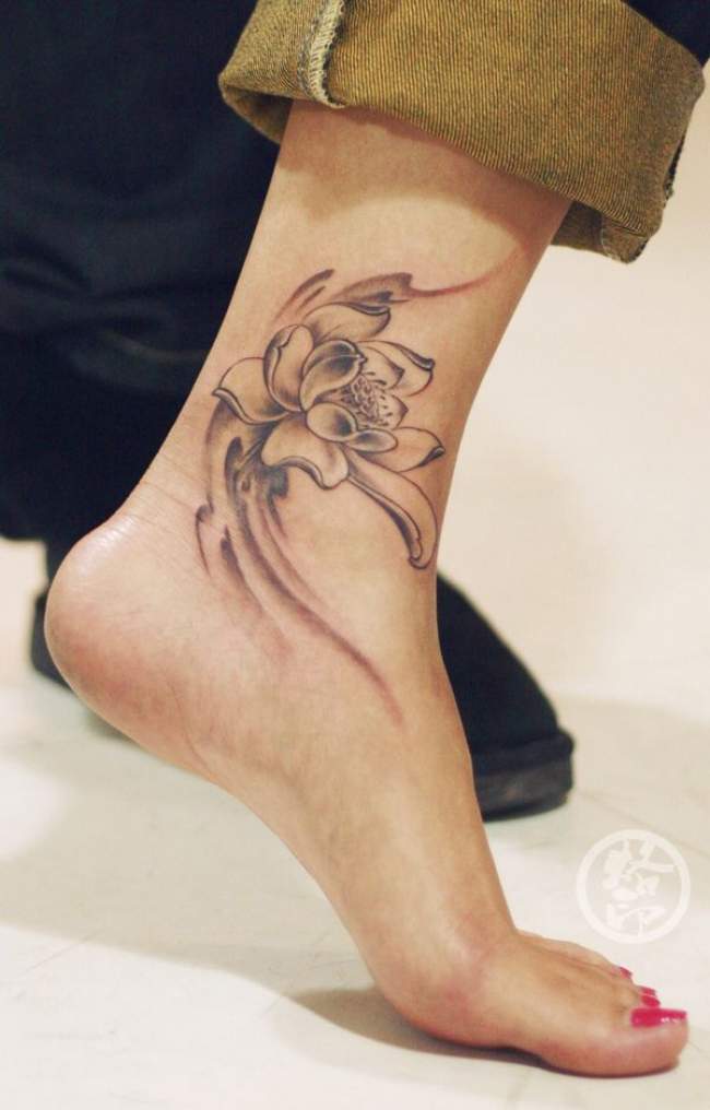 tatouage fleur pour femme