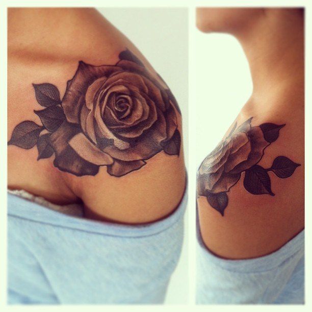 tatouage fleur rose noire