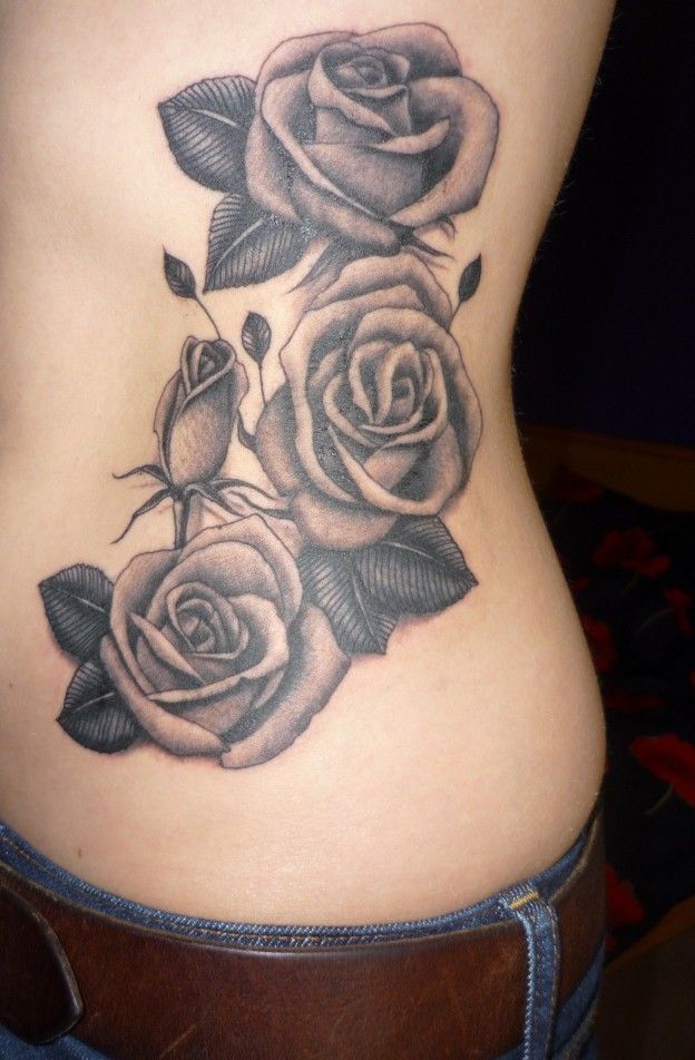 tatouage fleur rose noire