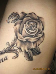 tatouage fleur rose noire