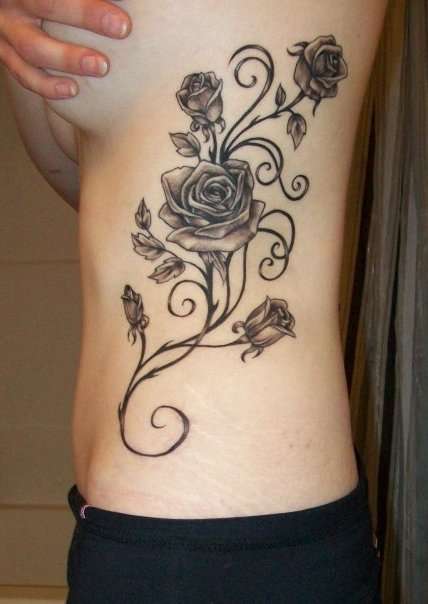 tatouage fleur rose noire