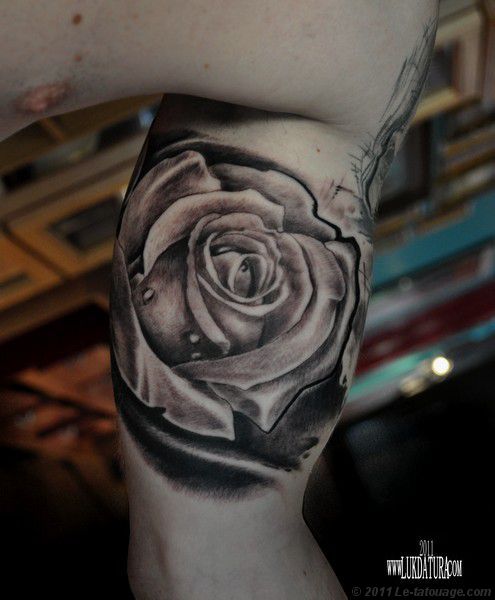 tatouage fleur rose noire