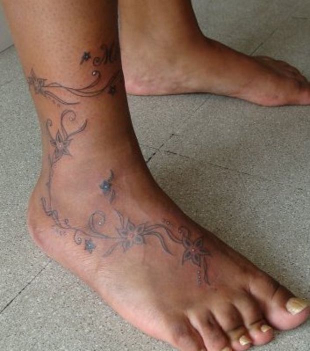 tatouage fleur sur cheville