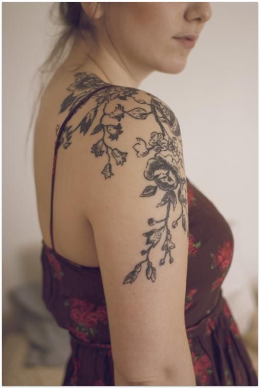 tatouage fleur sur épaule