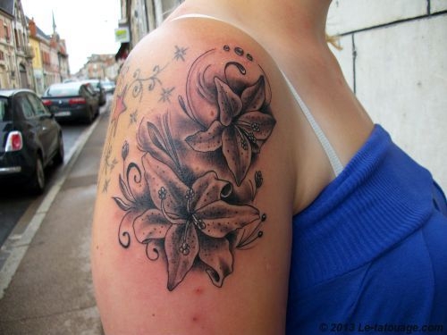 tatouage fleur sur épaule