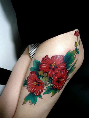 tatouage fleur sur la cuisse