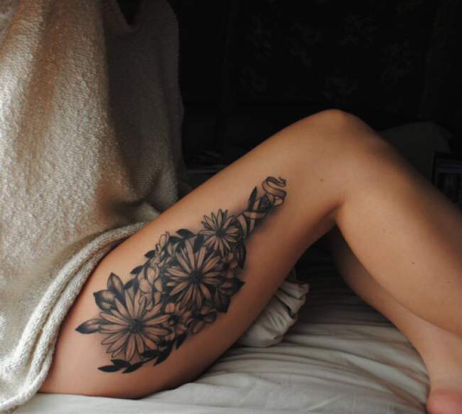tatouage fleur sur la cuisse