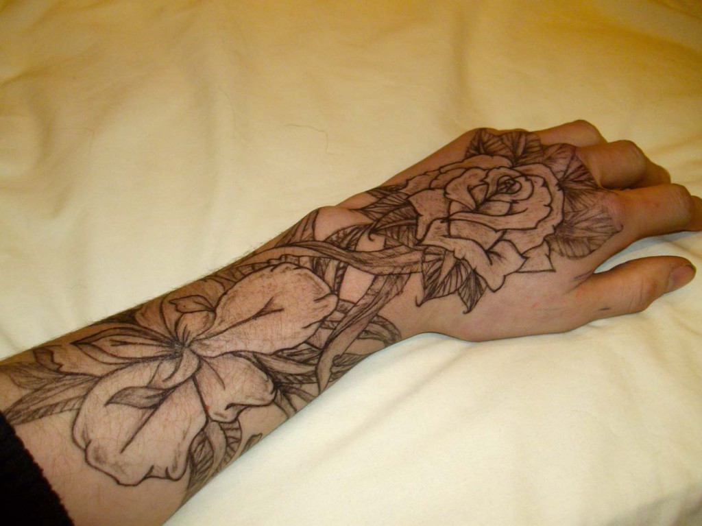 tatouage fleur sur la main