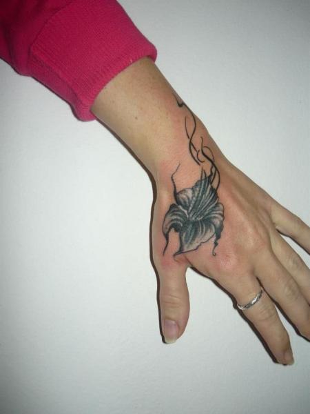 tatouage fleur sur la main