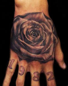 tatouage fleur sur la main