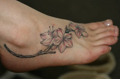 tatouage fleur sur le pied