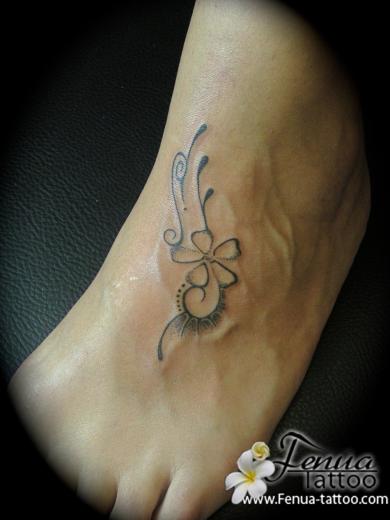 tatouage fleur tiaré