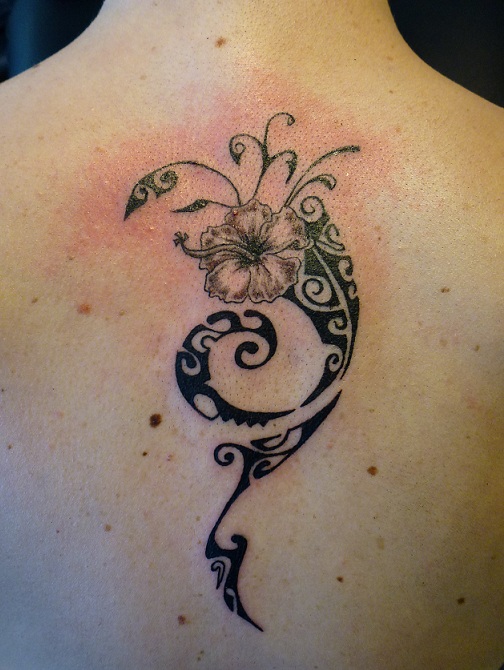 tatouage fleur tribal
