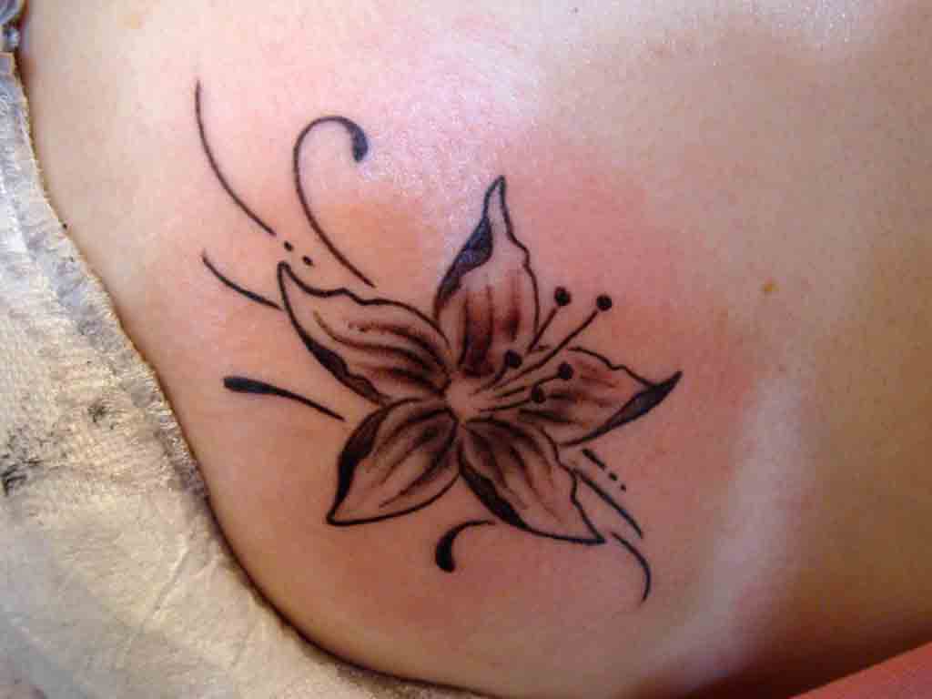 tatouage fleur vanille