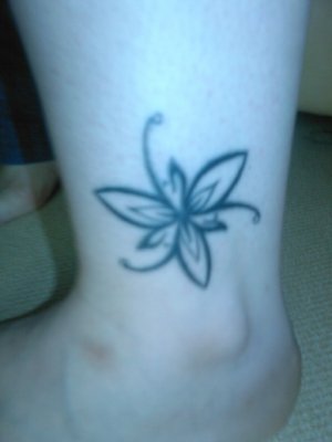 tatouage fleur vanille