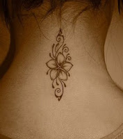 tatouage fleur vanille