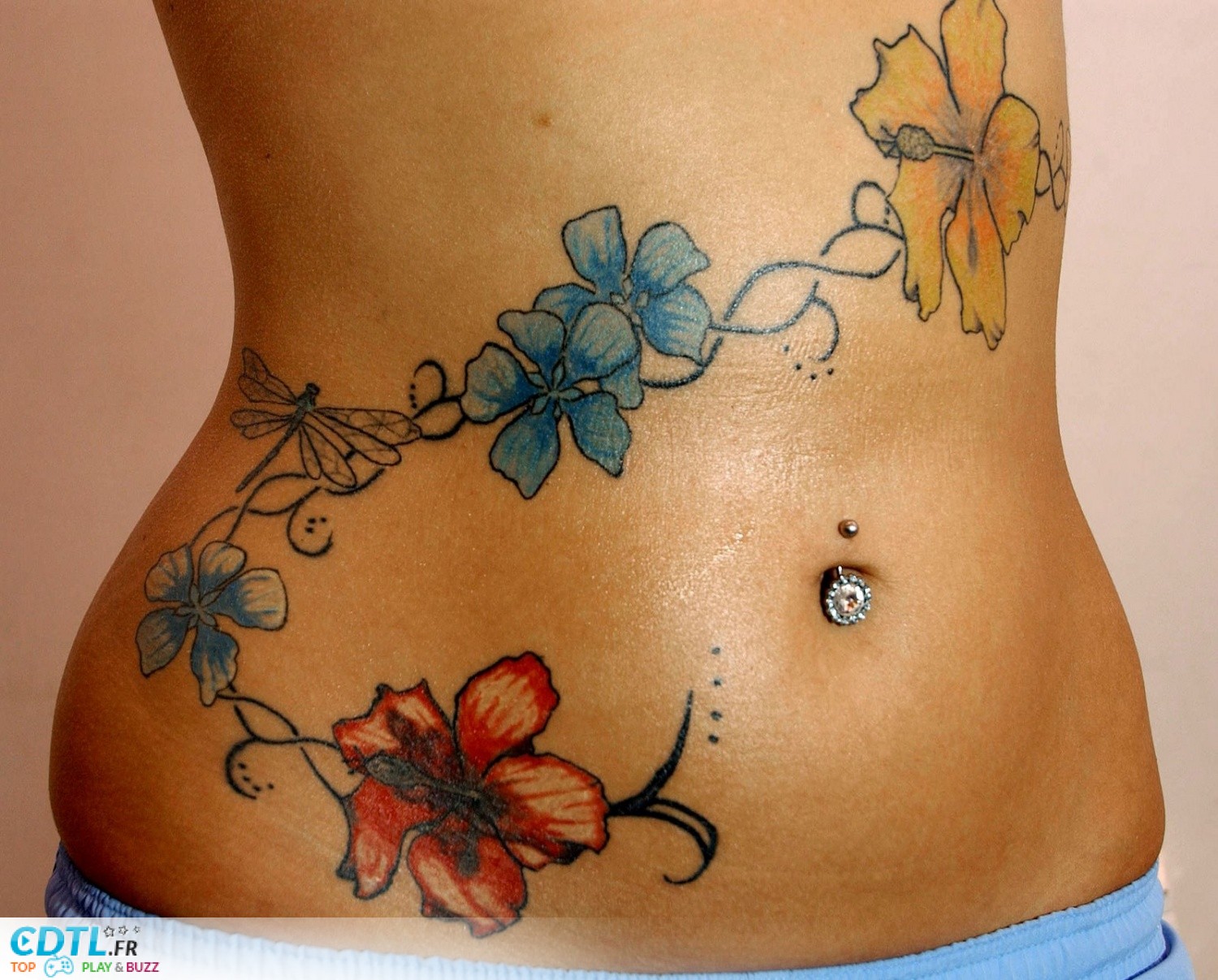 tatouage fleur ventre