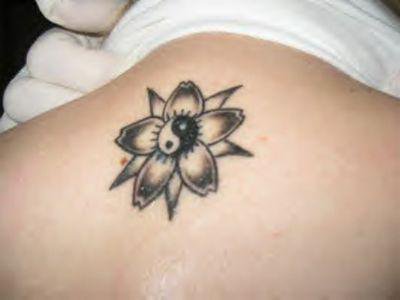 tatouage fleur ying yang