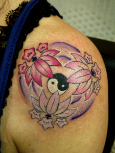 tatouage fleur ying yang