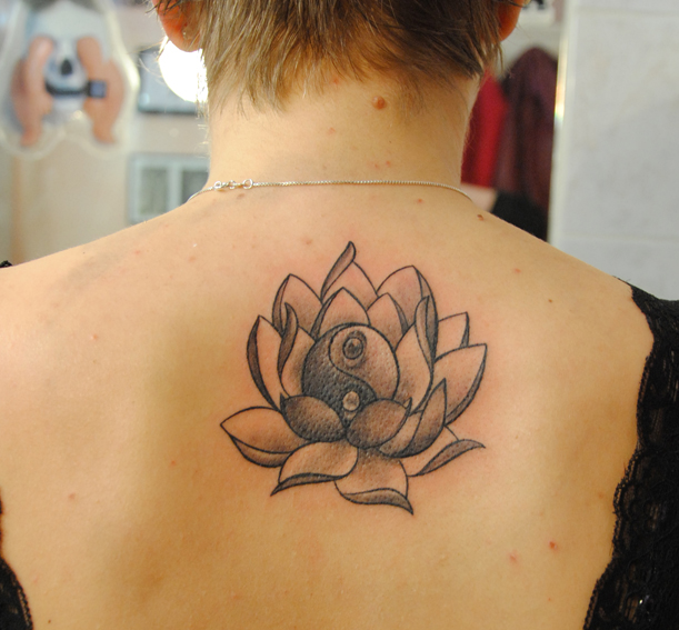 tatouage fleur ying yang