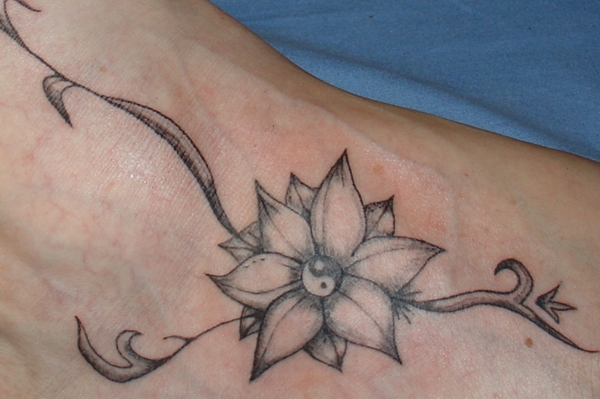 tatouage fleur ying yang