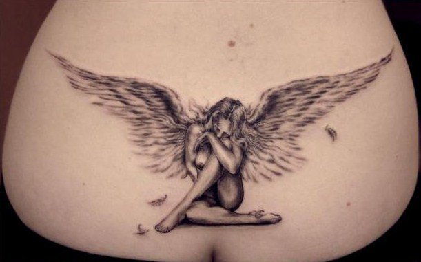 tatouage gothique bas du dos