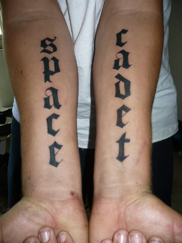 tatouage gothique prenom avant bras
