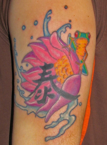 tatouage grenouille fleur