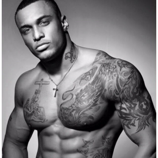 tatouage haut des pectoraux