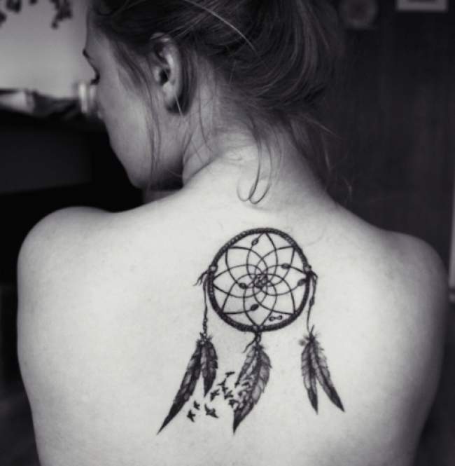 tatouage haut du dos femme fleur