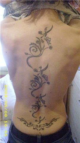 tatouage haut du dos femme fleur
