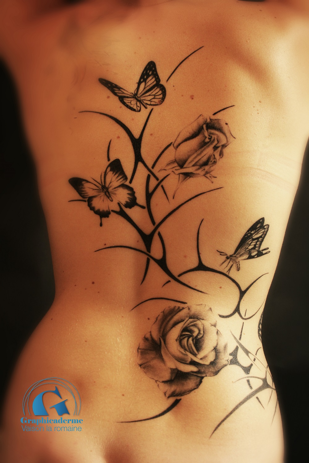 tatouage haut du dos femme fleur