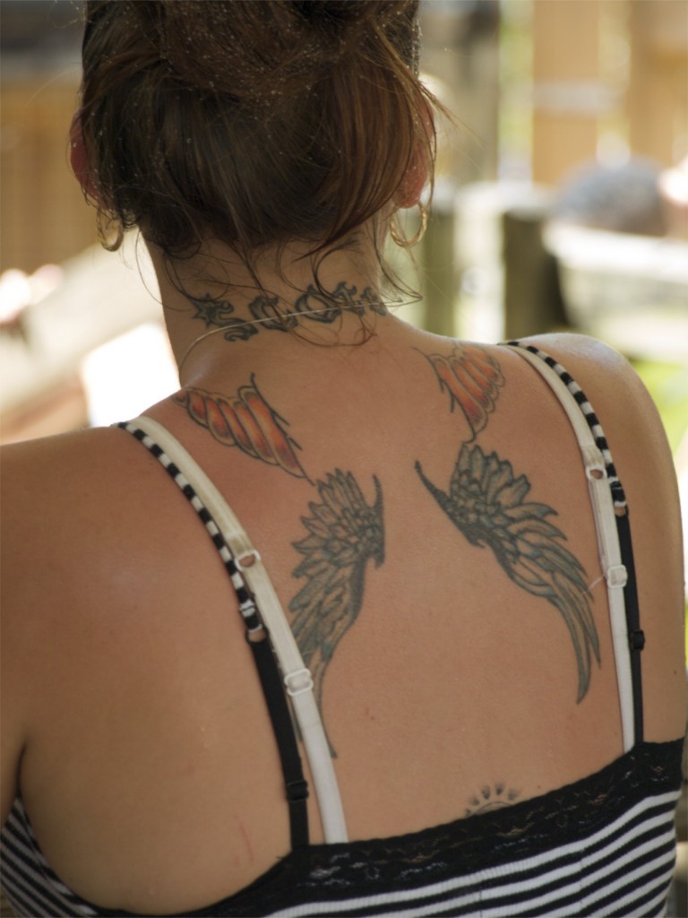 tatouage haut du dos femme papillon