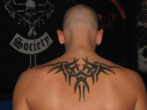 Tatouage haut du dos homme tribal