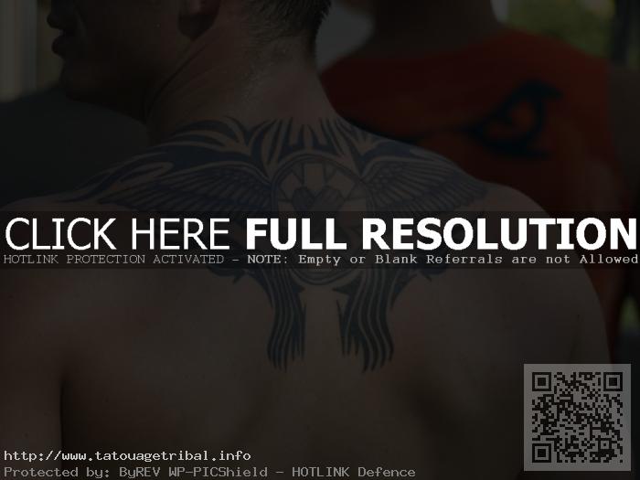 tatouage haut du dos homme tribal