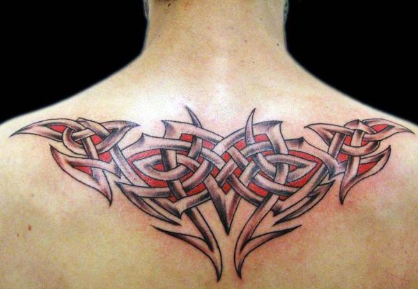 tatouage haut du dos homme tribal