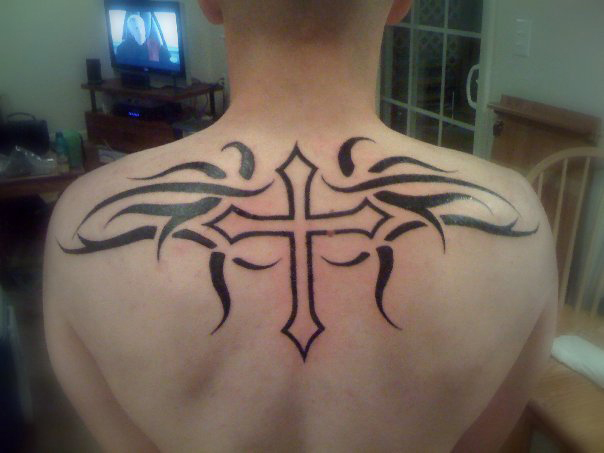 tatouage haut du dos homme tribal