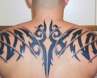 tatouage haut du dos homme tribal
