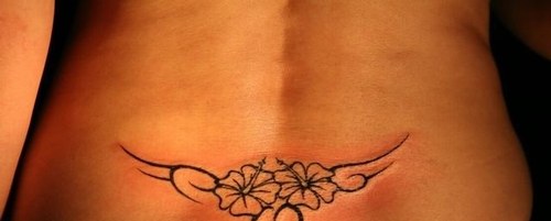 tatouage haut du dos péridurale
