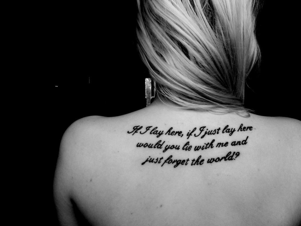 tatouage haut du dos phrase