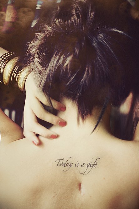 tatouage haut du dos phrase