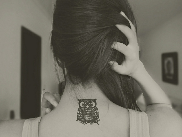 tatouage hiboux nuque