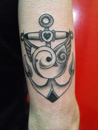 Tatouage hirondelle ancre