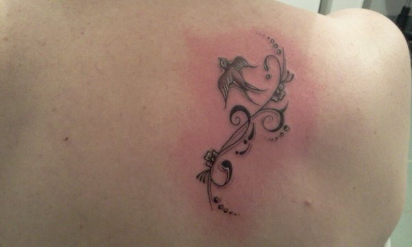 Tatouage hirondelle arabesque