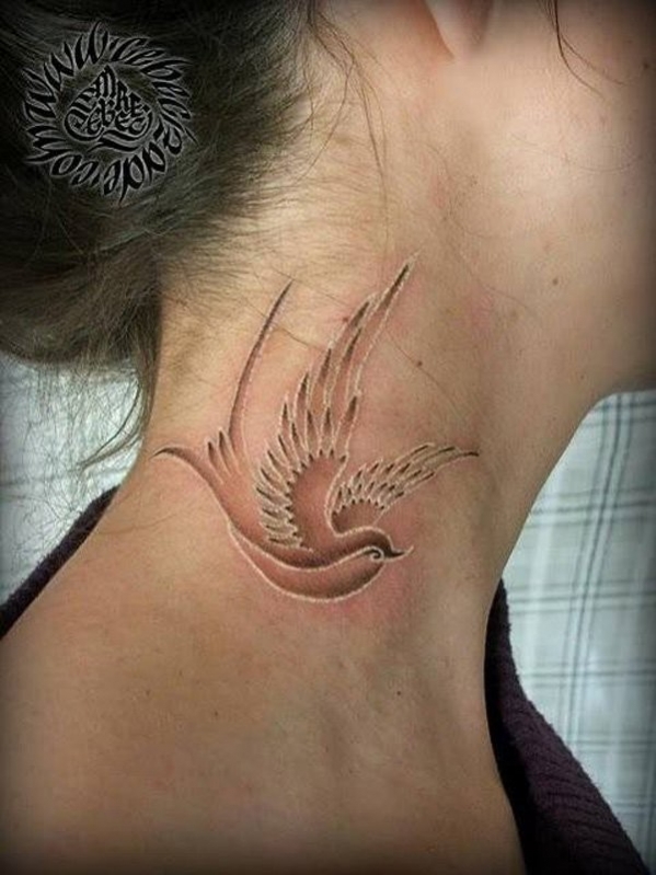tatouage hirondelle au cou
