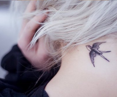 tatouage hirondelle au cou