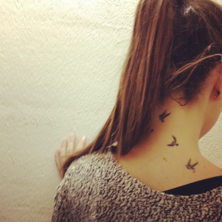 tatouage hirondelle au cou