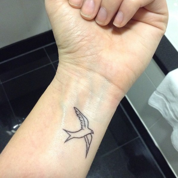 tatouage hirondelle au poignet