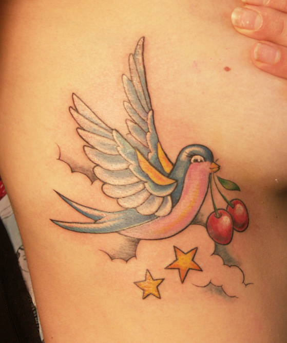 Tatouage hirondelle avec cerise