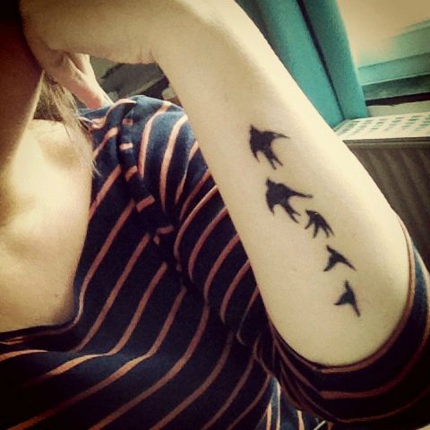 Tatouage hirondelle bras
